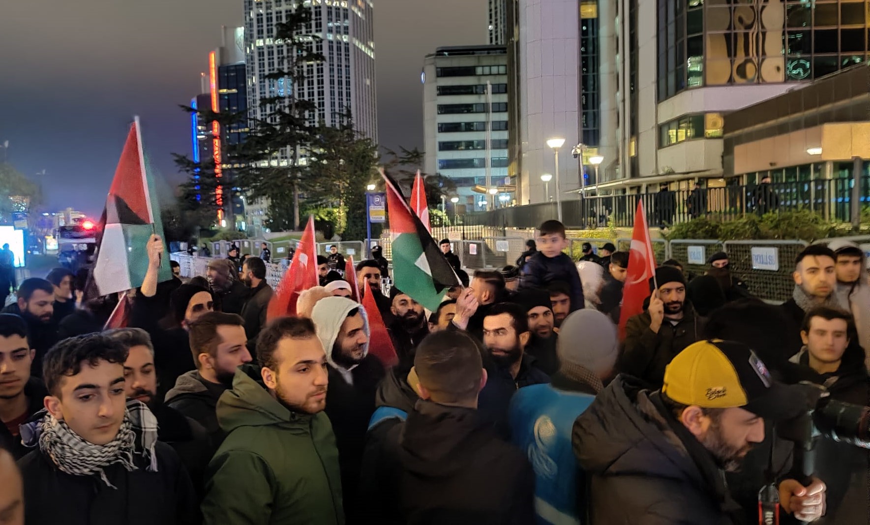 Mescid-i Aksa'da sular durulmuyor! Saldırılar protesto edildi