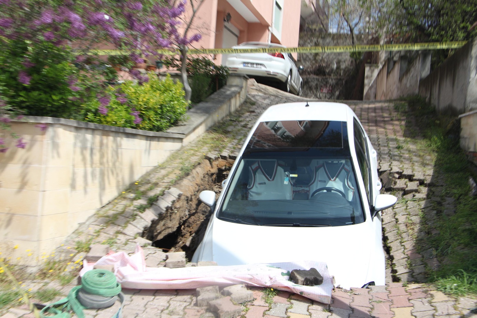 Otomobiliyle 1 metrelik çukura düştü