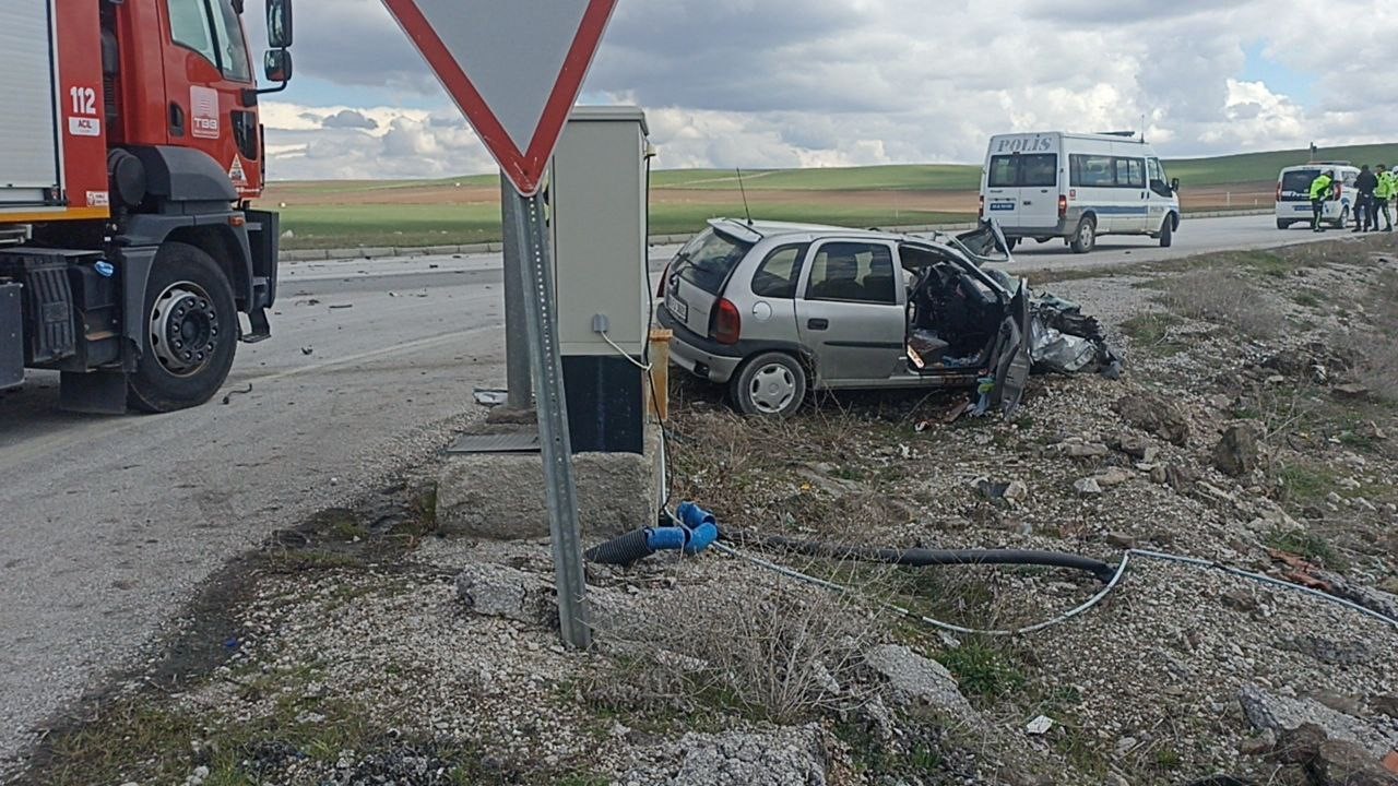 Hurdaya dönen otomobilden sağ çıktılar