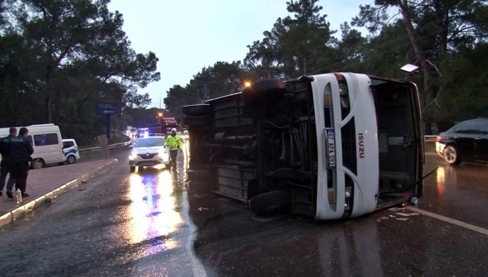 İşçi servisi devrildi: 7 yaralı