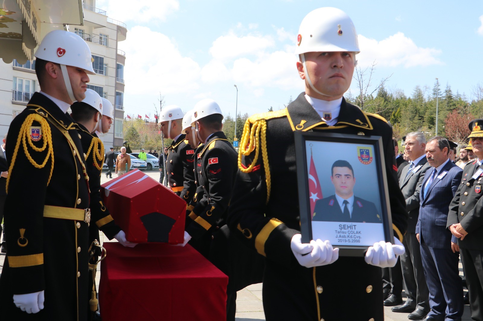 Trafik kazasında şehit olan astsubay son yolculuğuna uğurlandı