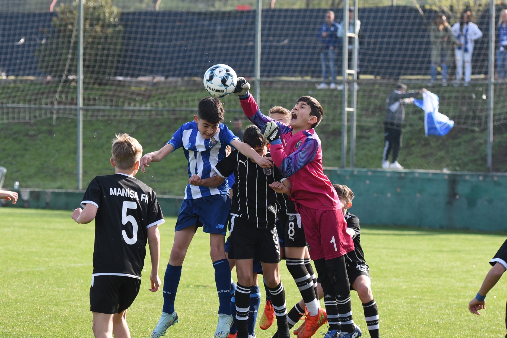 U12 İzmir Cup’ta heyecan devam ediyor