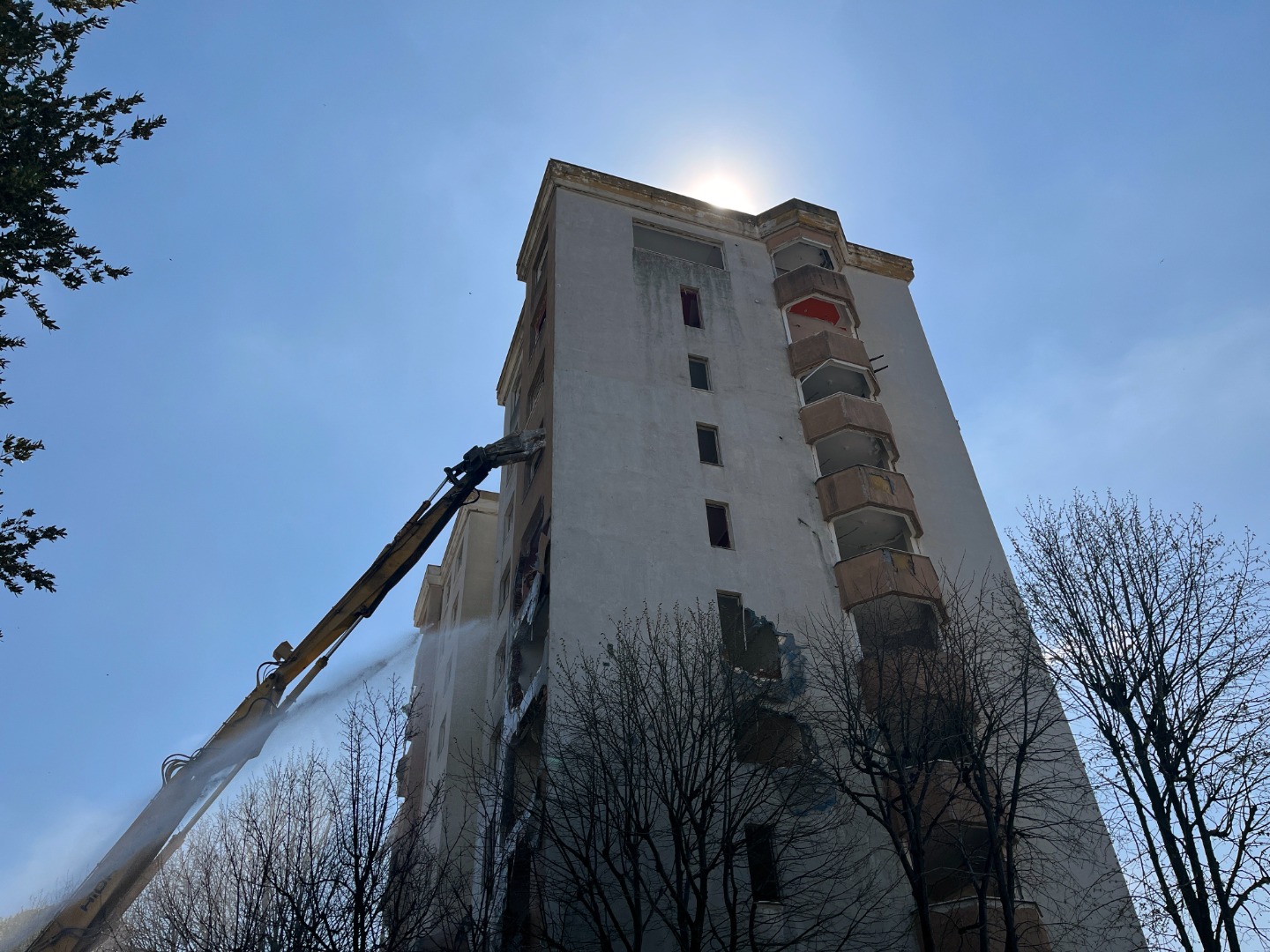 Kentsel dönüşüm çerçevesinde riskli yapıların yıkımı devam ediyor