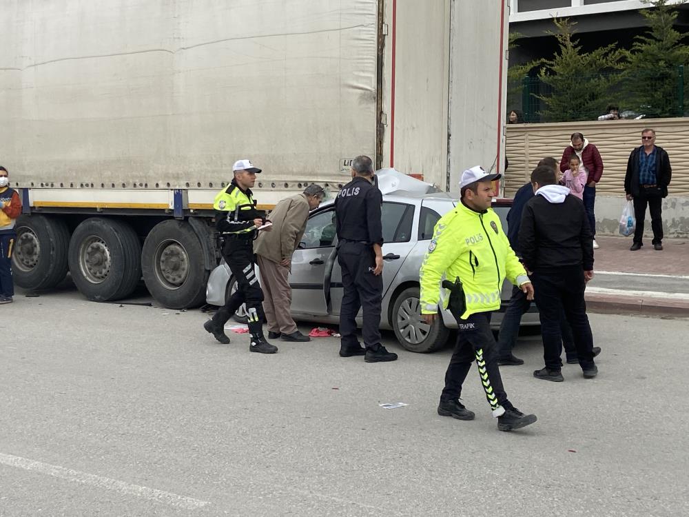 TIR'a arkadan çarpan araçta 1 ölü, 3 yaralı