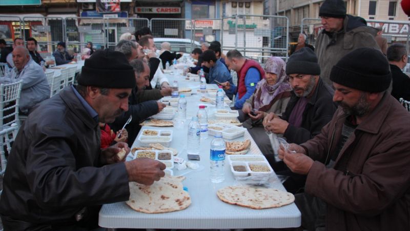 Kilis'te bin depremzedeye iftar verildi