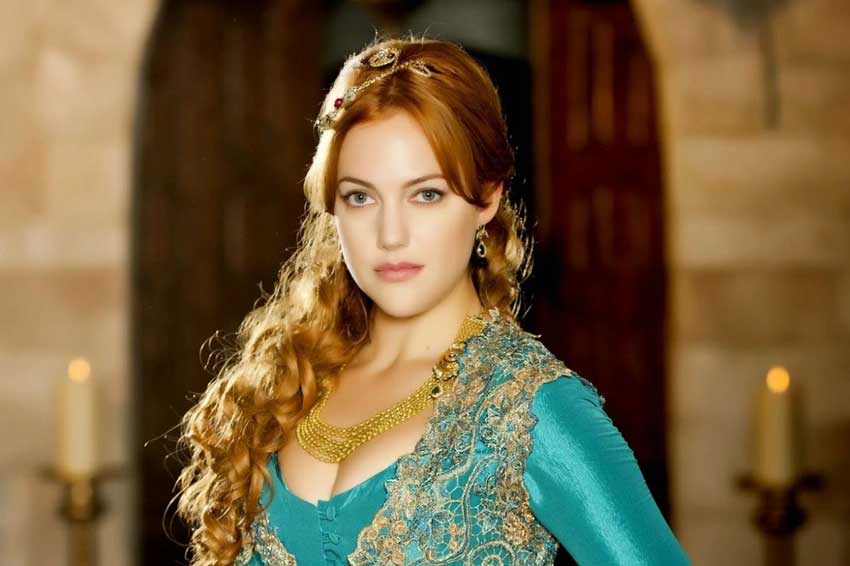 Meryem Uzerli estetiği abarttı: Yeni haline hayranları bile tepki gösterdi