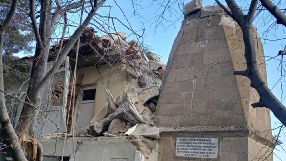 Cami minaresi rüzgarda yıkıldı