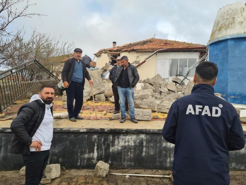 Fırtına Aksaray'ı yıktı geçti