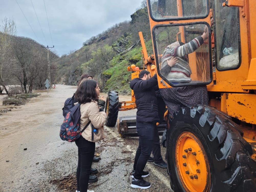 Tunceli'de çay taştı: Mahsur kalanlar kurtarıldı