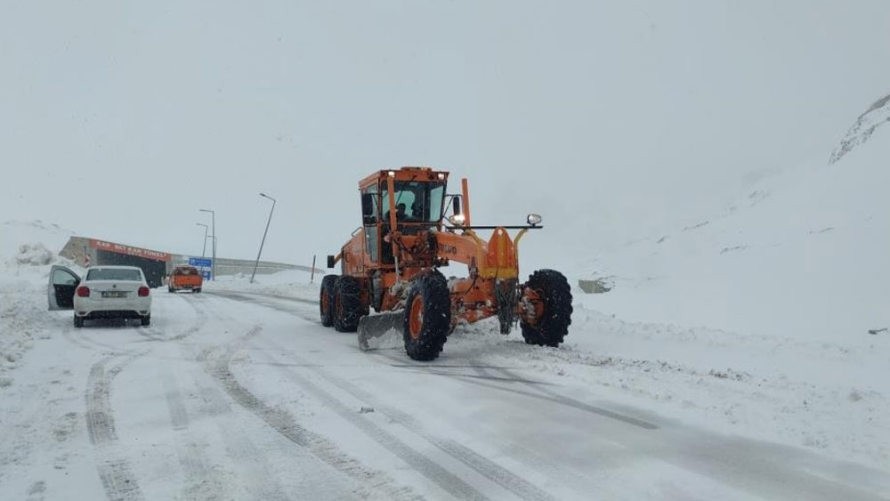 Van-Bahçesaray yolu ulaşıma kapatıldı