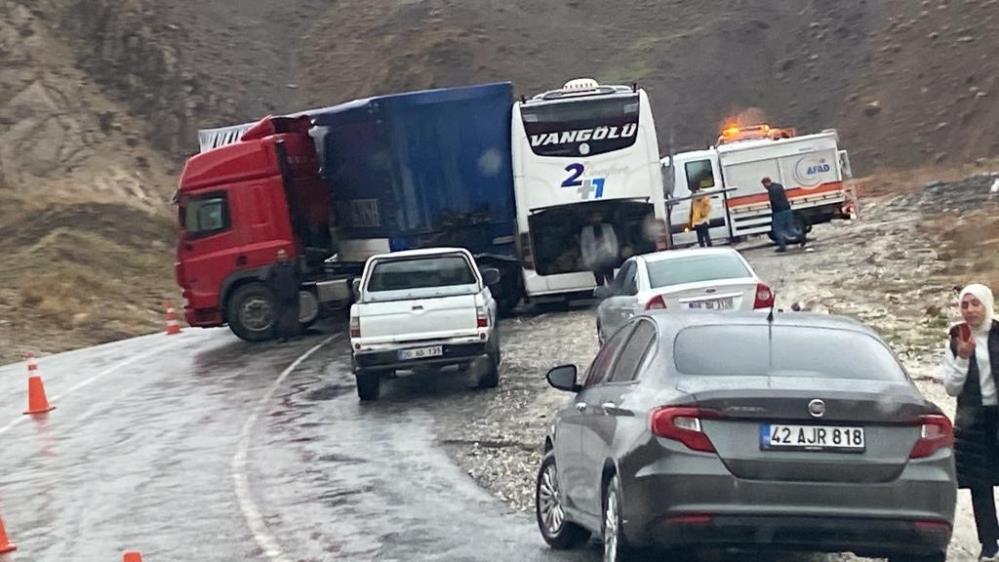 Hakkari'de feci kaza: Ölü ve yaralılar var