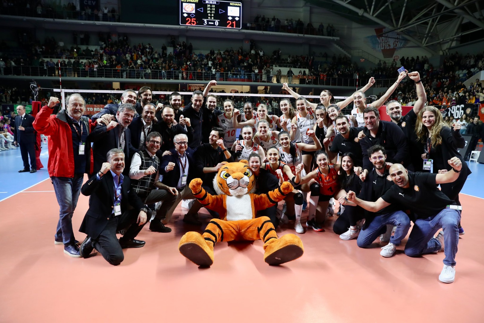 CEV Şampiyonlar Ligi'nde Türk finali: Eczacıbaşı İtalyan rakibini 3-0 ile geçti