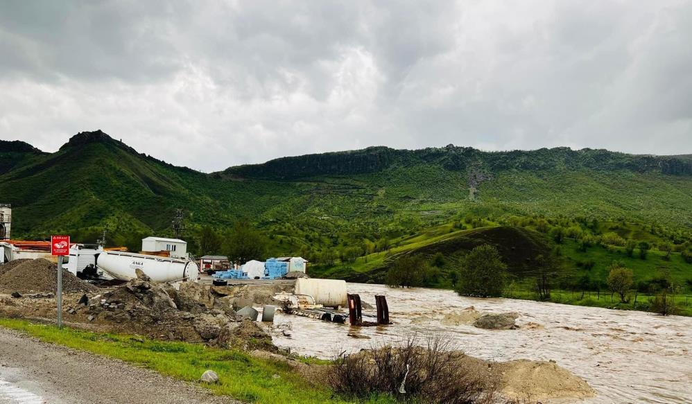 Hakkari'de aşırı yağış yol kapattı