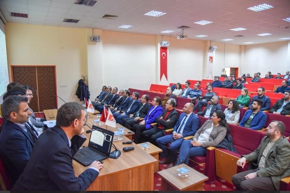 İYİ Partili Yusuf Paçacı Bilecik'in depremselliği konulu konferansa katıldı