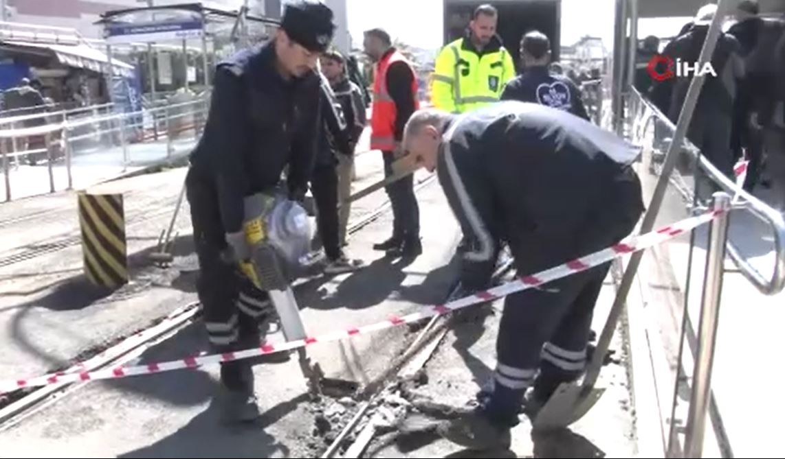 Güngören'de tramvay raydan çıktı