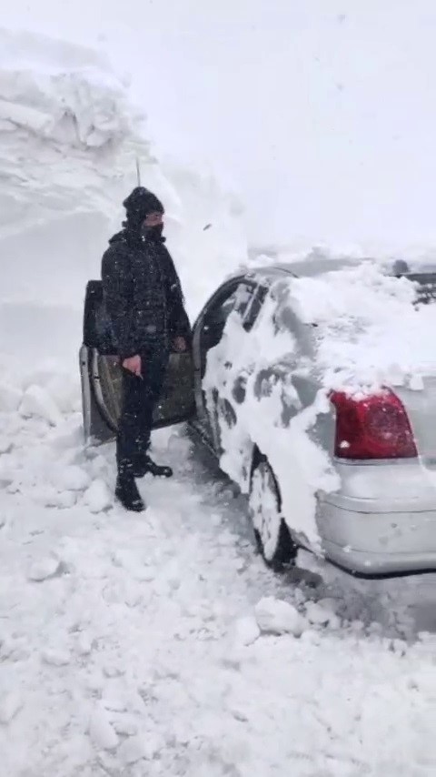 Kar Palandöken yolunda mahsur bıraktı