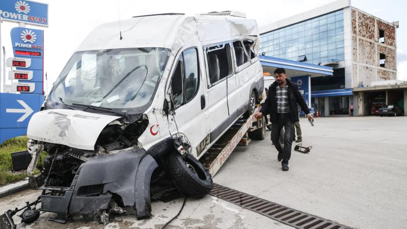 Ankara'da işçi servisi devrildi: 6 yaralı