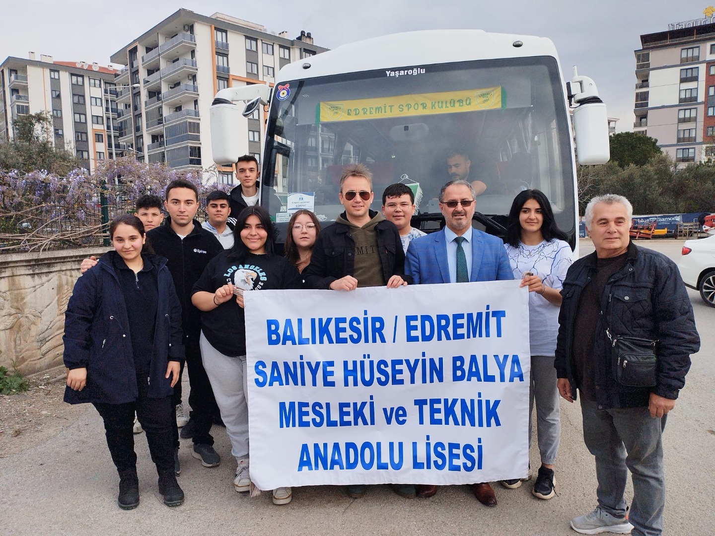 Balıkesirli lise öğrencileri depremzede çocuklara bayram hediyesi kıyafetler götürdü