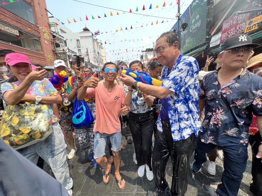 Tayland'da başbakan su savaşına katıldı!