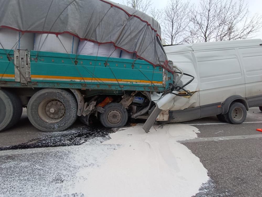 Kamyonet TIR'a çarptı: 2 ölü