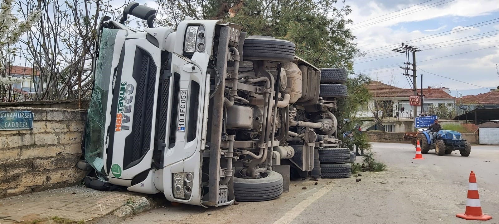 Bursa'da tırın devrilme anı kamerada!