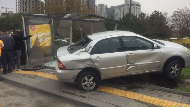 Balıkesir'de otomobil durağa çarptı, dolmuş bekleyen 6 kişi yaralandı