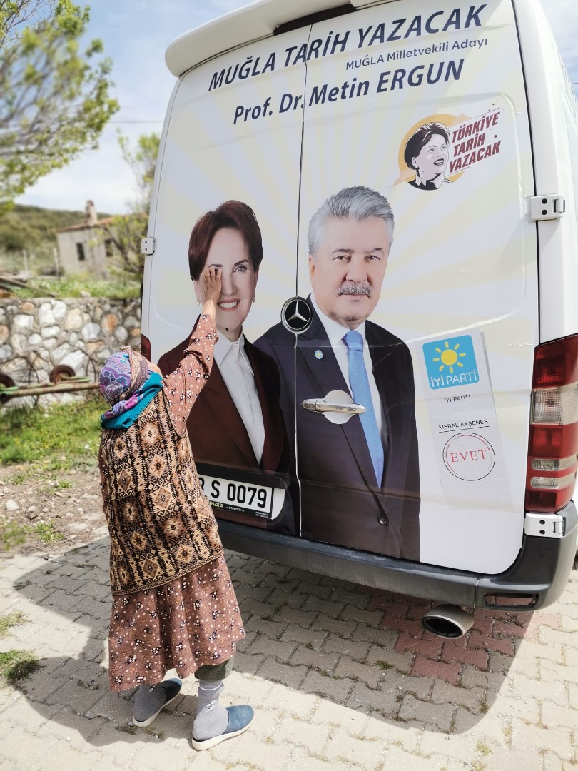 Akşener’i görünce dayanamadı: Fotoğrafını okşadı!