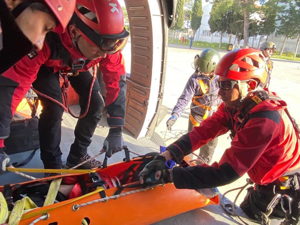 Dağlık alana düşen paraşütçü, jandarma helikopteriyle taşındı