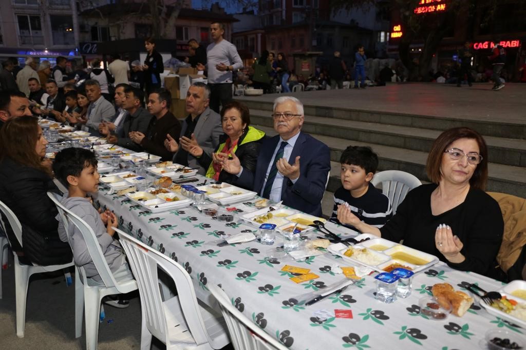 Burhaniye’de 5 bin kişilik iftar verildi