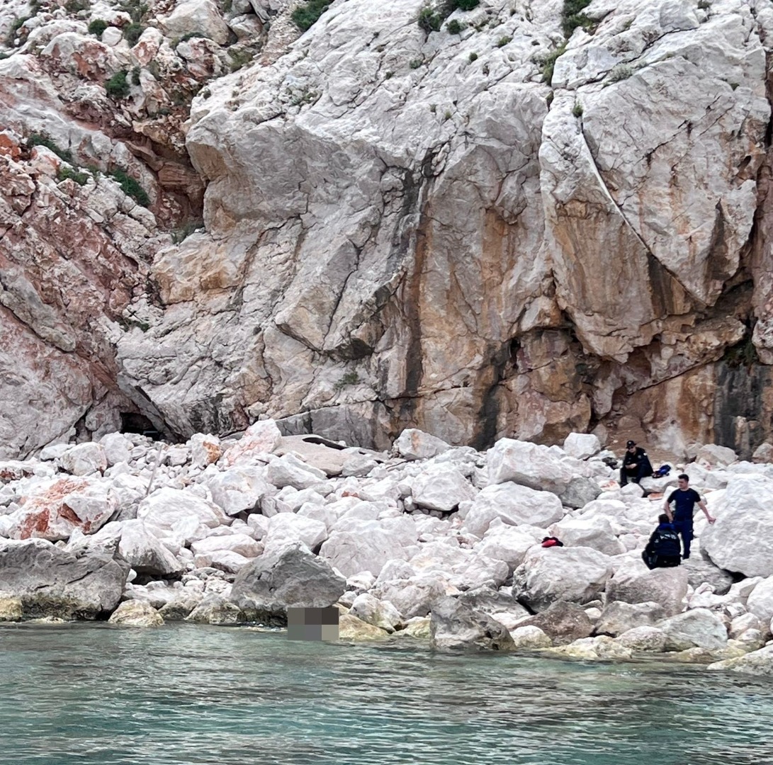 Turistler fark etti: Adada kadın cesedi bulundu