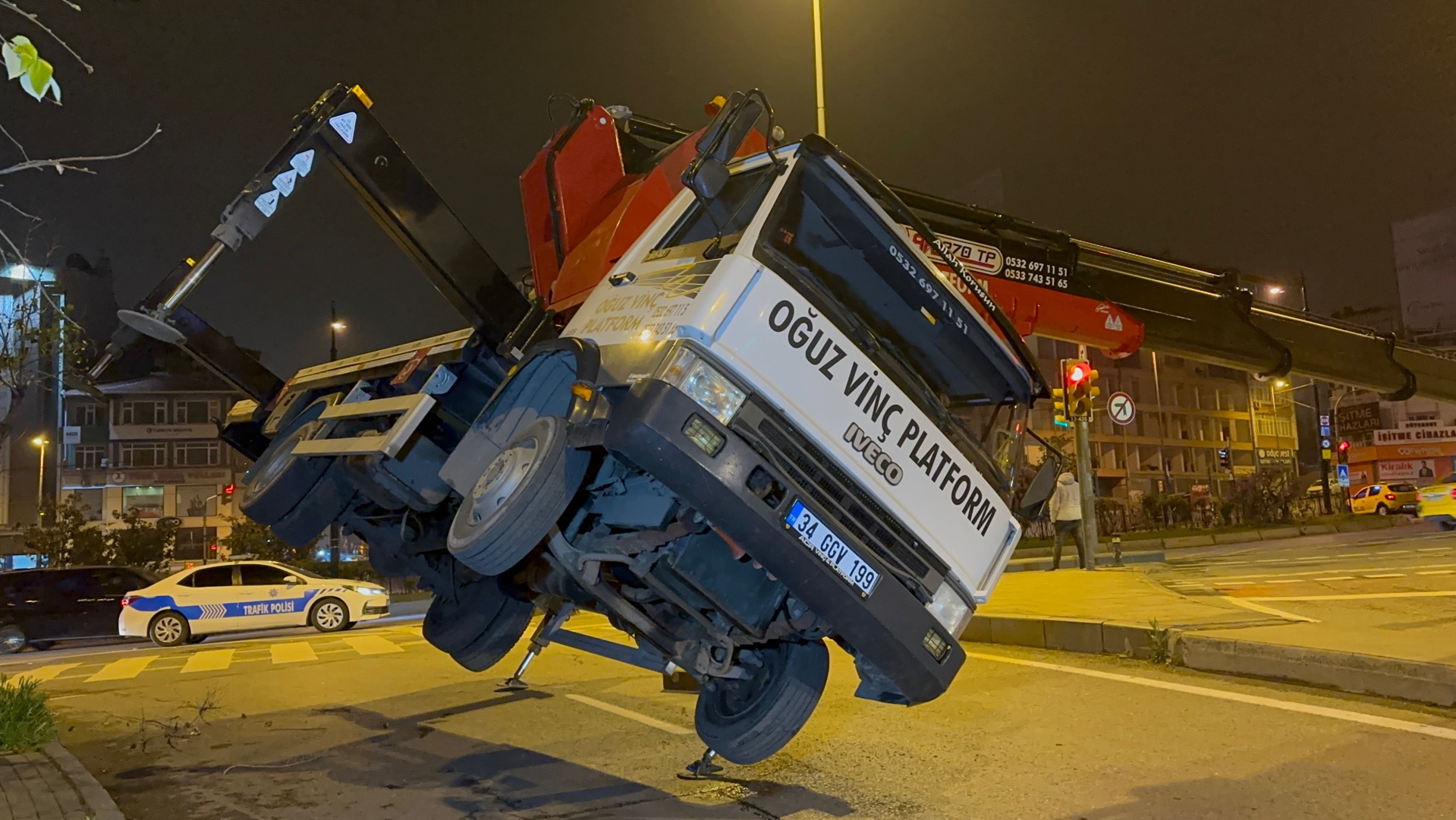 İstanbul’da vinç devrildi!