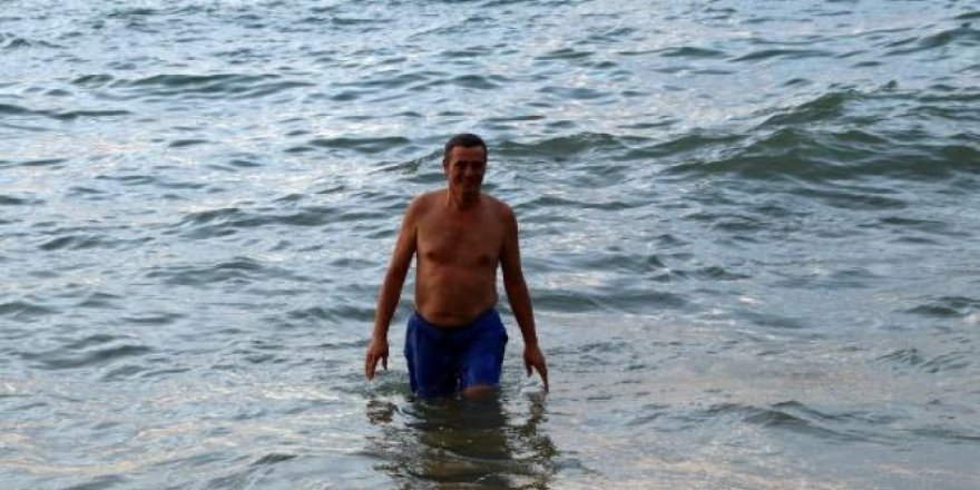 MHP'li vekil temiz olduğunu göstermek için denize girdi!