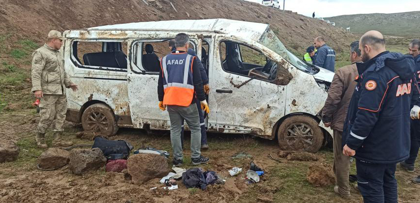 Bitlis'te minibüs şarampole devrildi: Çok sayıda yaralı var!