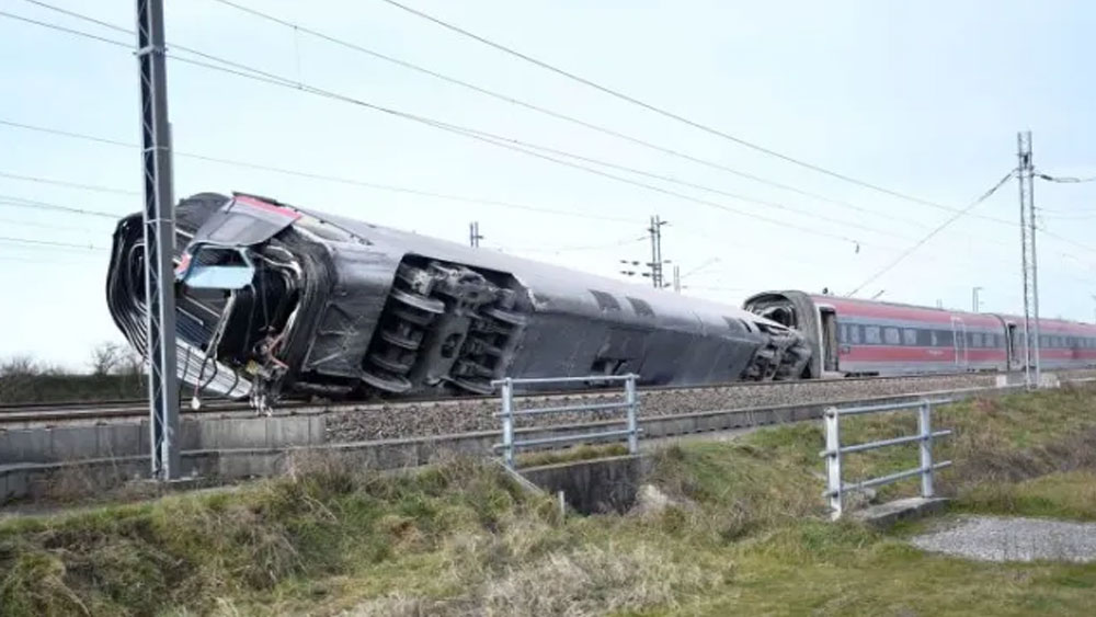 Yük treni raydan çıktı, ülke genelinde seferler aksadı