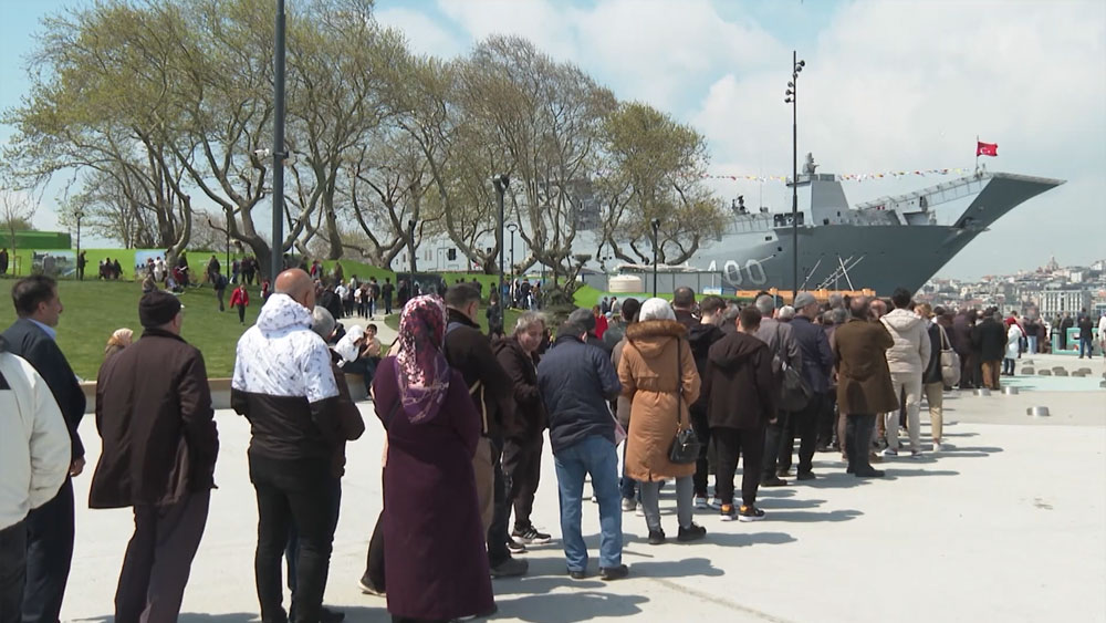 TCG Anadolu gemisine ziyaretçi akını sürüyor