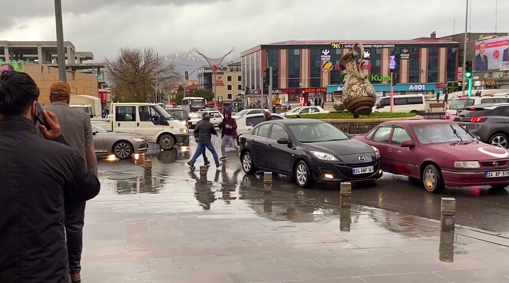 Kadın sürücüyü darp eden kişi linç edildi!