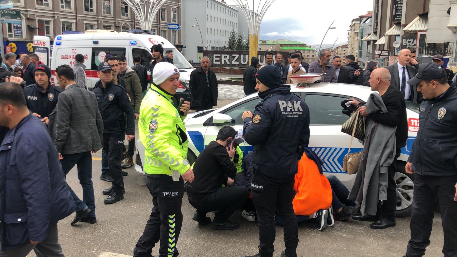 Erzurum’da bıçaklı kavga: Kaldırım kan gölüne döndü