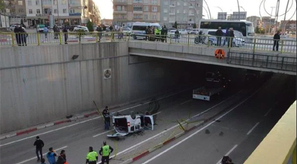 Üst geçitten araç düştü! 1 kişi yaralandı 2 kişi hayatını kaybetti