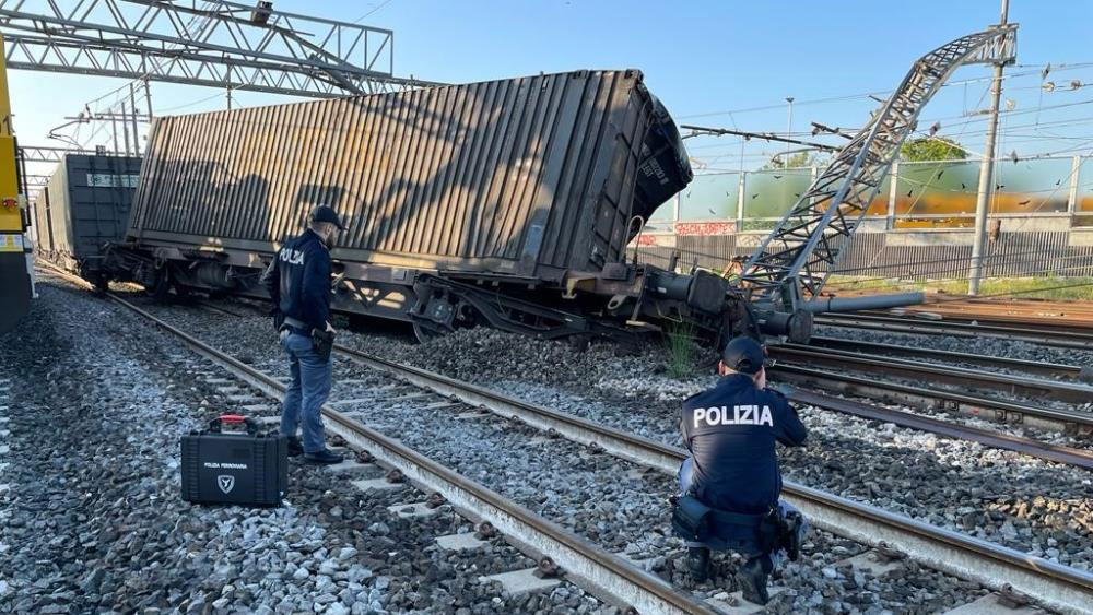 İtalya’da yük treni raydan çıktı