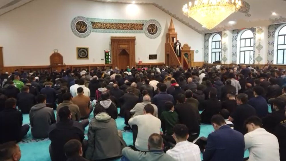 Londra’da bayram namazı 3 kez kılındı