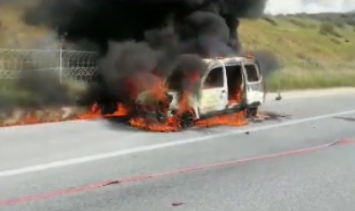 Bayram ziyaretine giden araç alev alev yandı