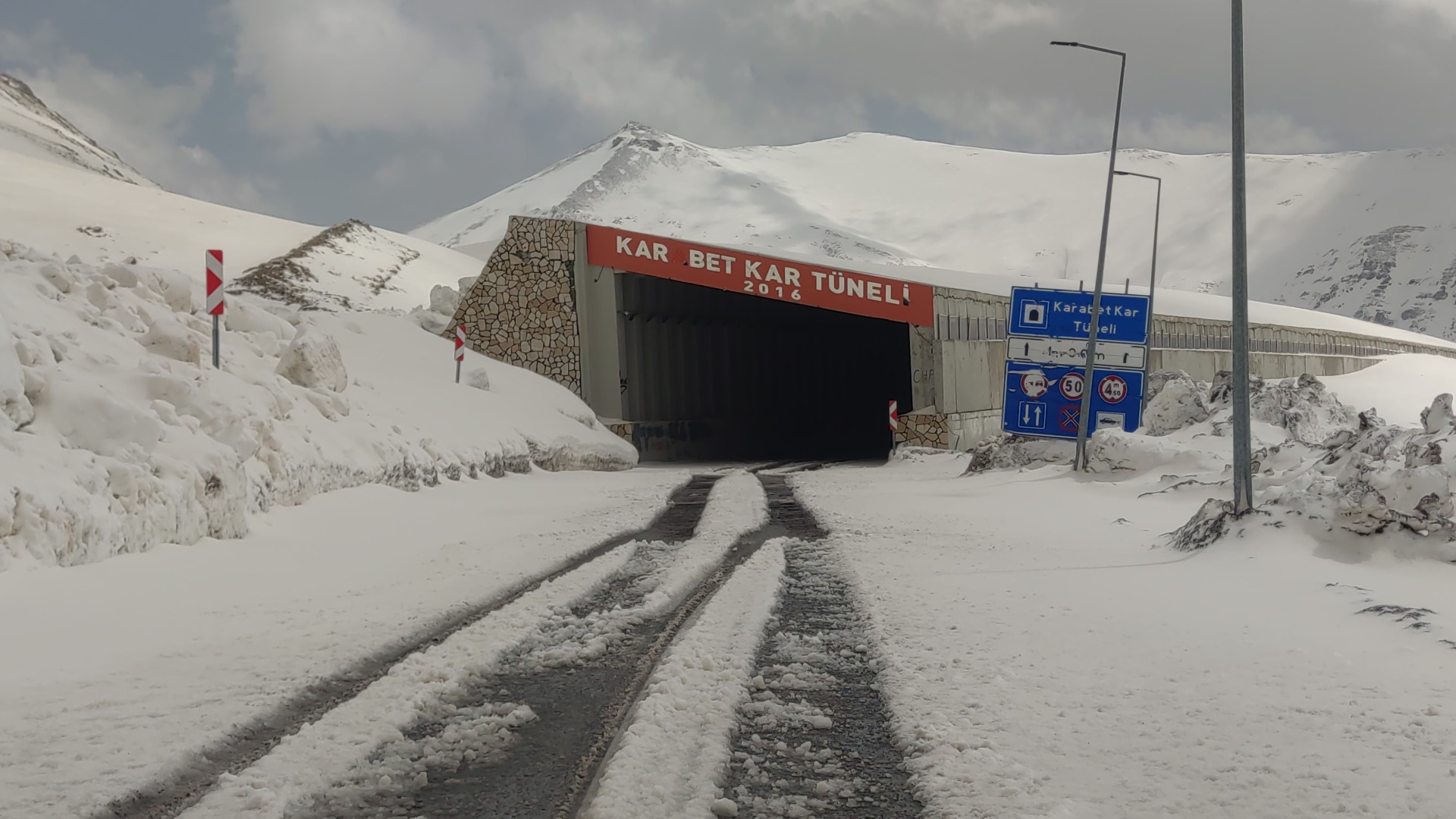 3000 rakımlı Karabet Geçidi kar altında kaldı