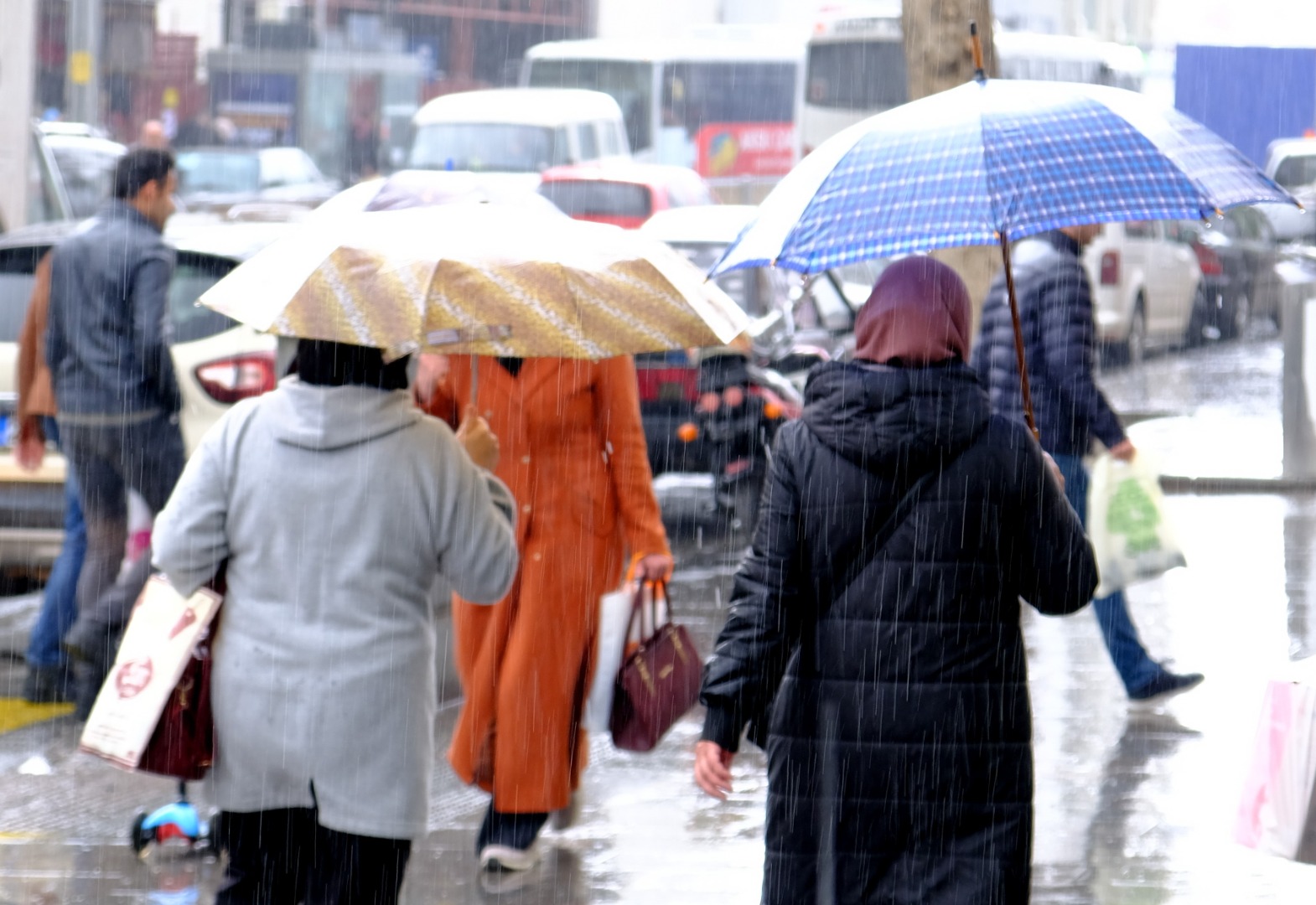 Yükseklerde kar şehir merkezinde yağmur