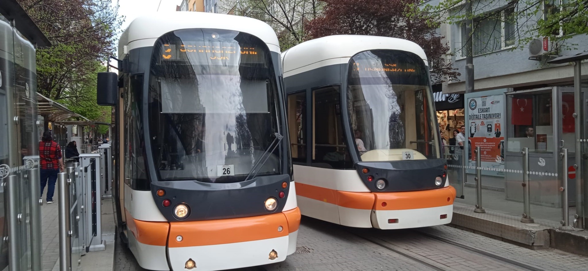 Tramvay seferleri durdu, bayram ziyaretleri yarıda kaldı