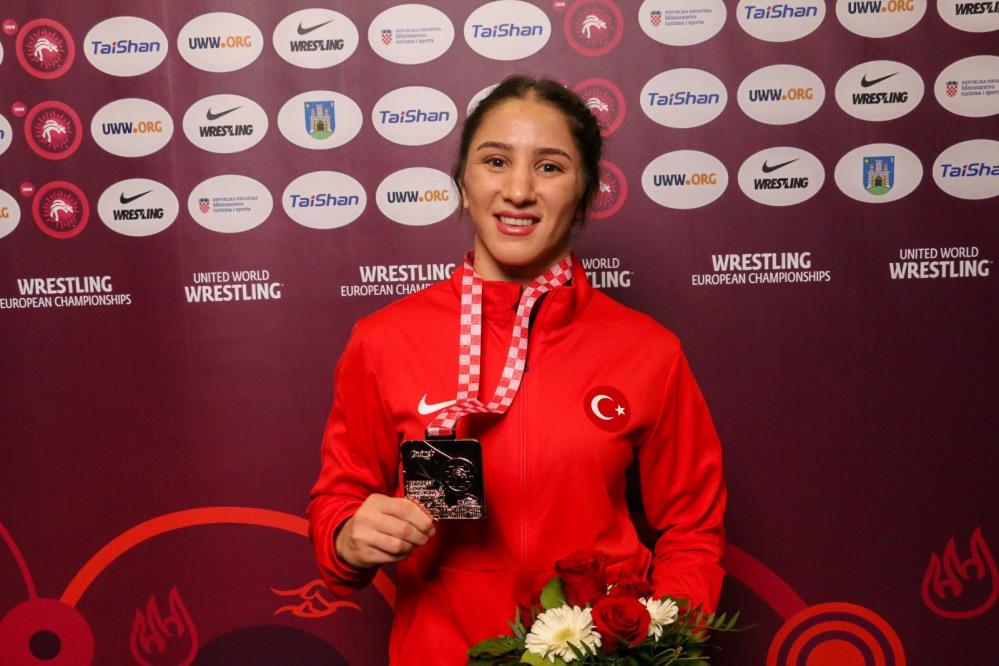 Zeynep Yetgil'den güreşte bronz madalya