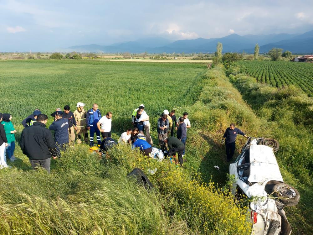 İzmir'de otomobil şarampole yuvarlandı: 1 ölü, 3 yaralı