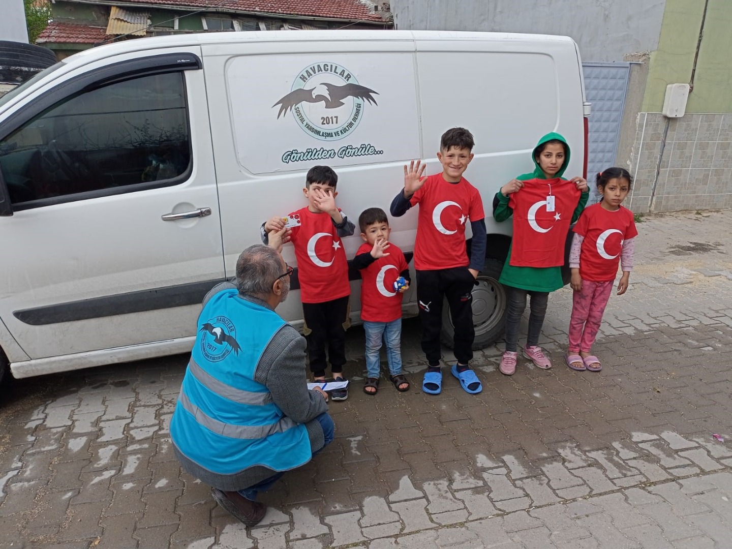 Gönüllü havacılardan miniklere 23 Nisan hediyesi