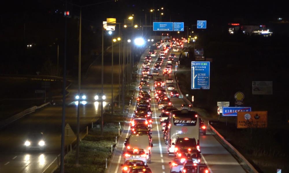 Bayram tatilinde geri dönüşler başladı: Trafik durma noktasına geldi