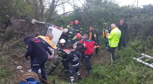 Kocaeli’de minibüs devrildi: Çok sayıda yaralı var!