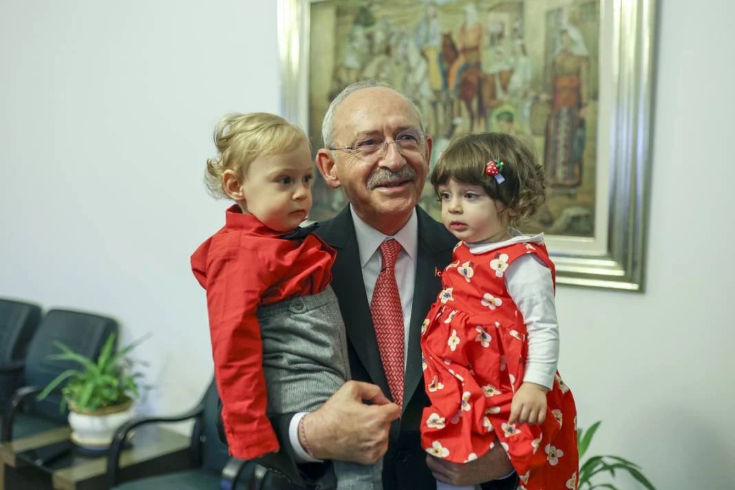 Kılıçdaroğlu, ikiz torunları ile 23 Nisan’ı kutladı!